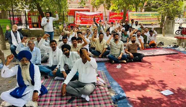 सिरसा में फायर कर्मचारियों ने दूसरे दिन भी जारी रखी हड़ताल, जिलेभर के कर्मचारियों ने की शिरकत