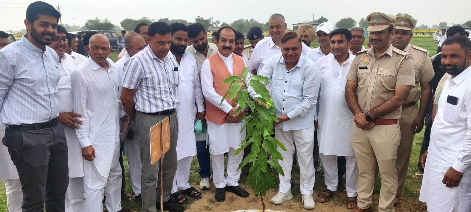 Sirsa News: सिररा के जोगीवाला में 77 वां जिला स्तरीय वन महोत्सव, चेयरमैन वेदपाल एडवोकेट ने की बतौर मुख्य अतिथि शिरकत
