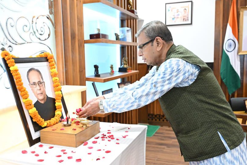 Haryana News: हरियाणा के राज्यपाल प्रो. असीम कुमार घोष ने पूर्व राष्ट्रपति प्रणब मुखर्जी को दी श्रद्धांजलिHaryana News: